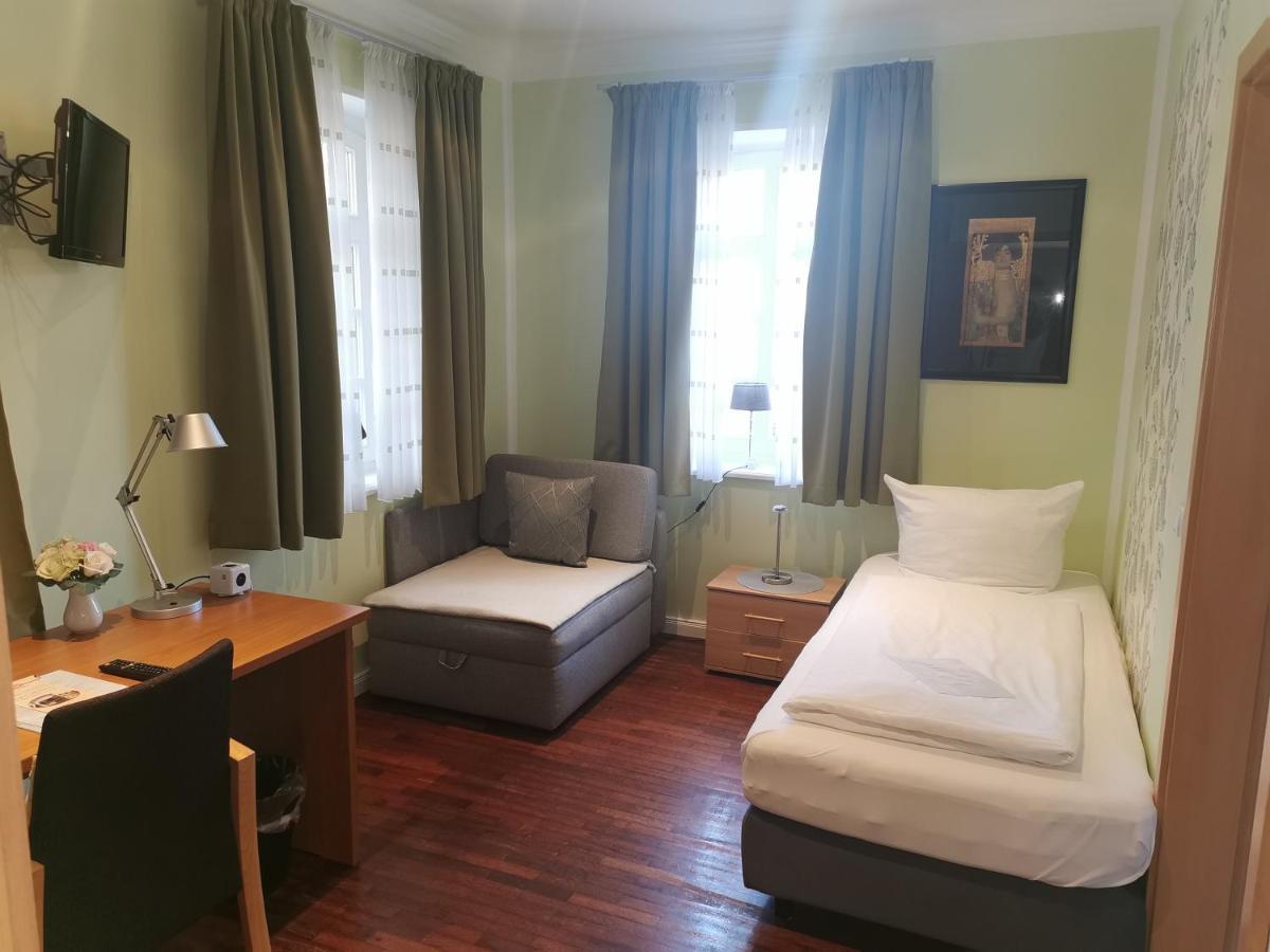 Отель Stoevchen Cafe 3*